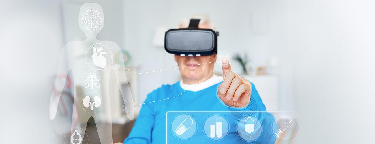 Ein Herr hat eine Virtual-Reality-Brille auf 